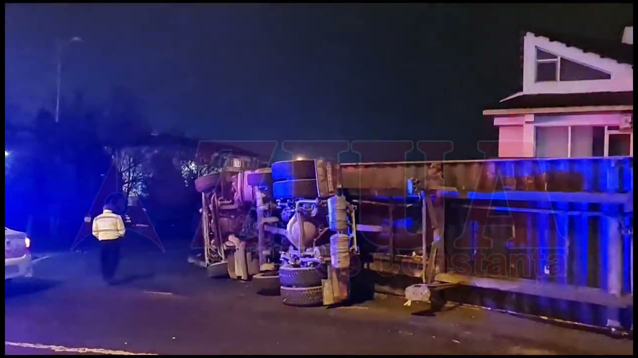 Tir, cu numere de Republica Moldova, răsturnat în România [VIDEO]