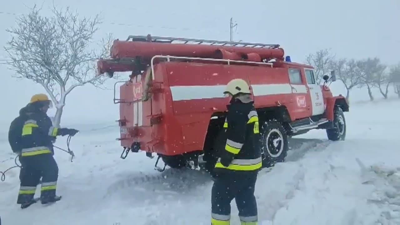 Intervenția salvatorilor: Autobuz cu copii, blocat pe un drum înzăpezit în raionul Rîșcani [VIDEO]