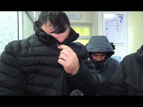 Cei șase polițiști reținuți pentru luare de mită s-au ascuns de jurnaliști [VIDEO]