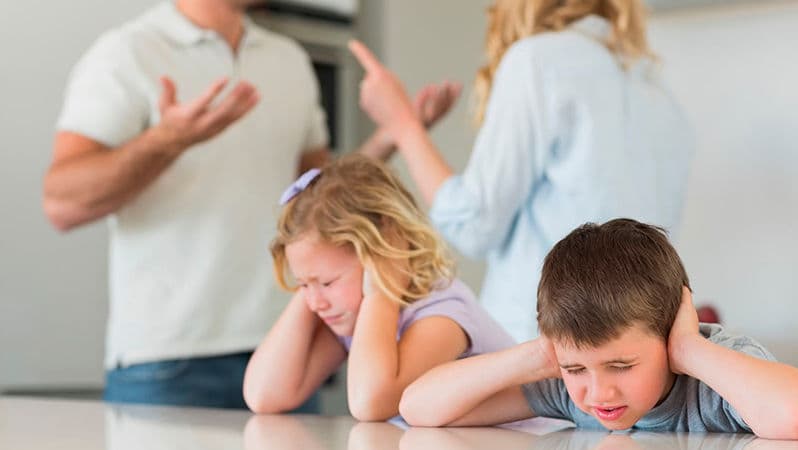 Tot mai multe cupluri divorțează: Copiii, cei mai afectați [VIDEO]