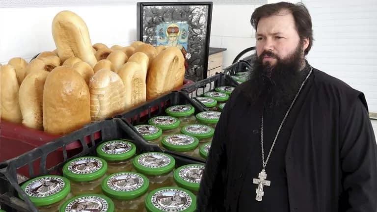 Parohul unei biserici din Pelinia pregătește prânzuri pentru nevoiași [VIDEO]