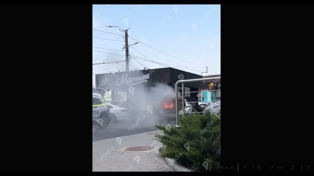 [VIDEO] Agenți de patrulare INSP în rol de pompieri. Au intervenit să salveze o mașină cuprinsă de flăcări