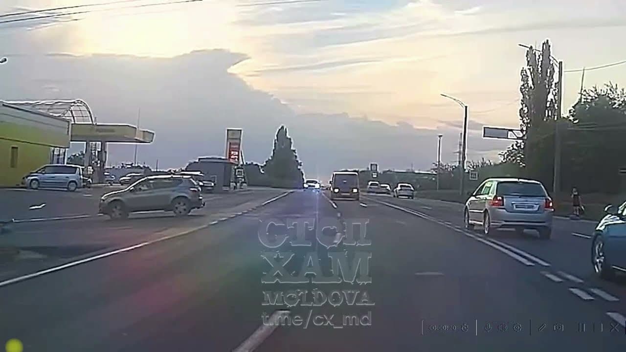 [VIDEO] ACCIDENT la ORHEI: O TOYOTA este RĂSTURNATĂ de un BMW