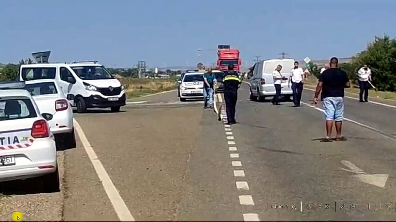 [VIDEO] România: Momentul în care un microbuz s-a bușit în mașina unui șofer din Republica Moldova