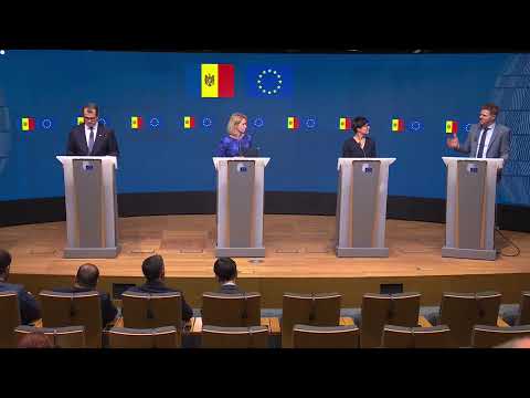 Steaguri în fața clădirii Comisiei Europene de la Bruxelles