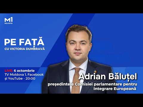 Sala de ședințe a unui parlament, cu bănci goale și documente pe pupitre