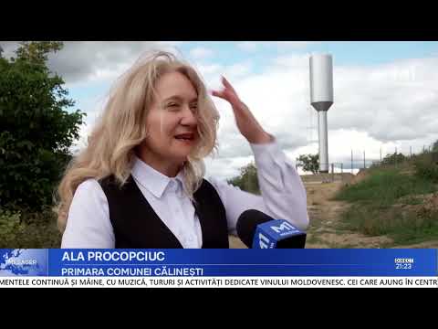 Turn de apă și conducte pregătite pentru o rețea de apeduct într-un sat
