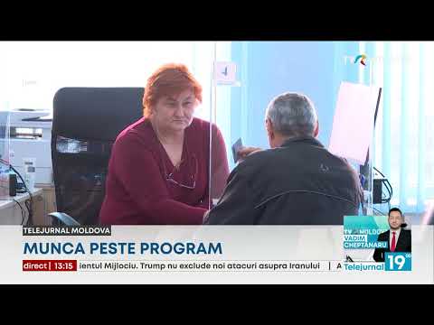 Birou cu calculator pornit și ceas de perete care arată o oră târzie, după încheierea programului de lucru