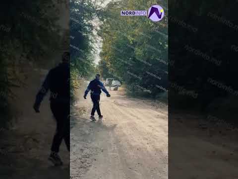 Poartă de metal a unei gospodării de pe o stradă dintr-un oraș din nordul Moldovei