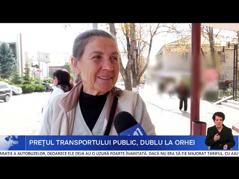 Autobuz urban într-o stație de transport public dintr-un oraș mic