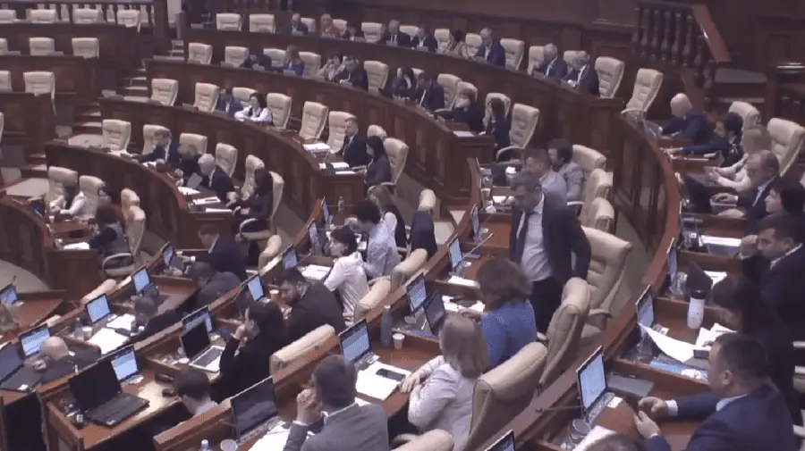 Deputații PAS au votat introducerea în legi a termenului “limba română”