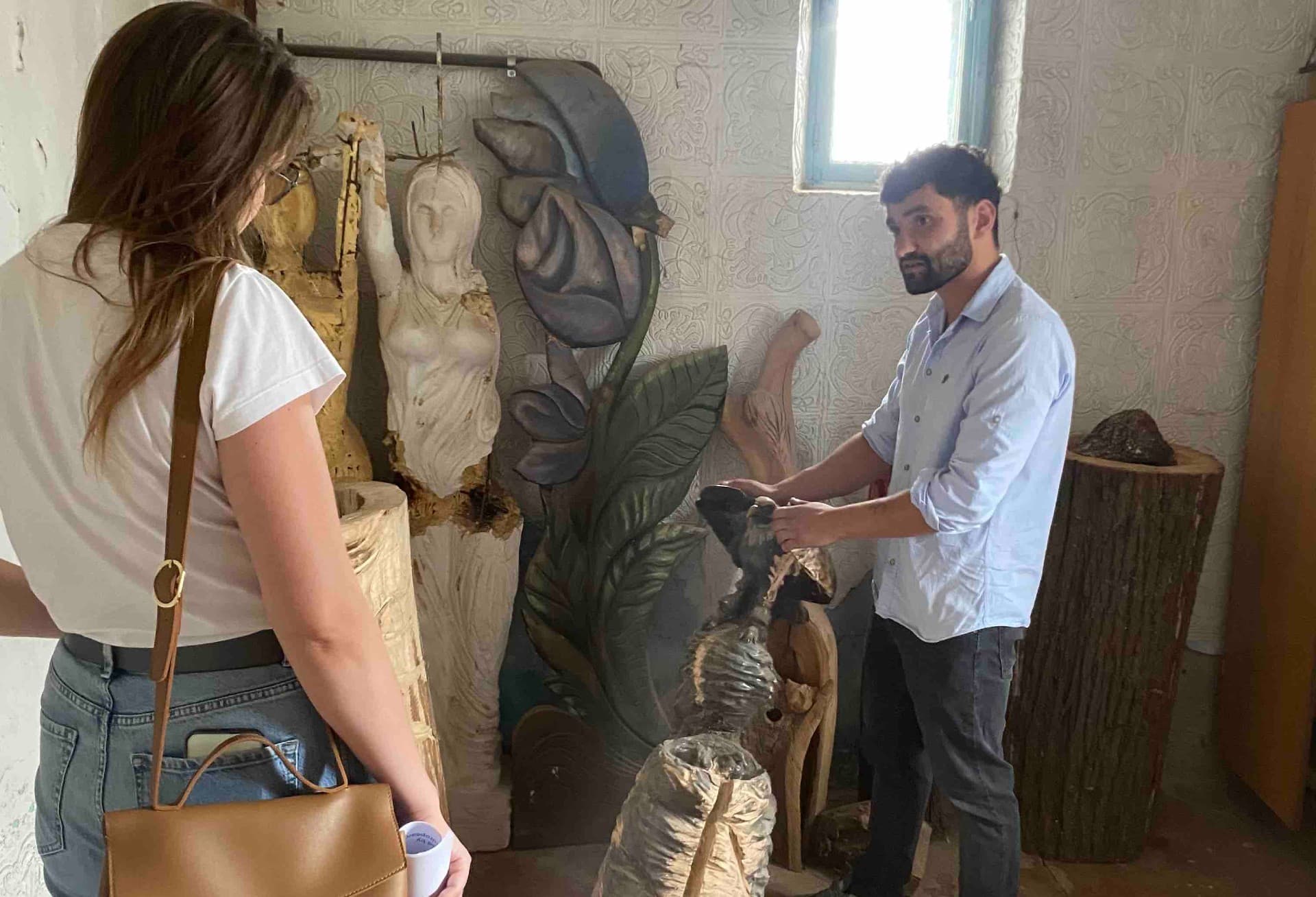 Tânărul care transformă lemnul în artă vie