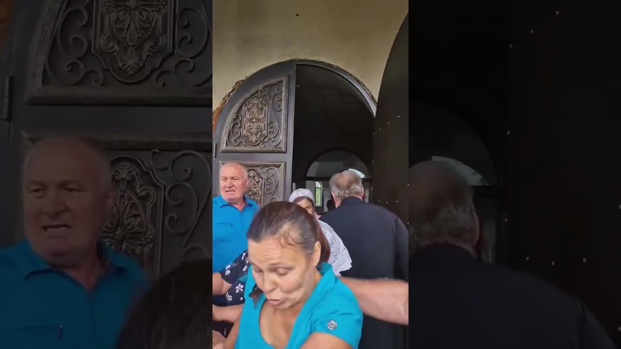 Poliția NU oprește mulțimea! Ce s-a întâmplat în fața bisericii din Grinăuți, Rîșcani (VIDEO)