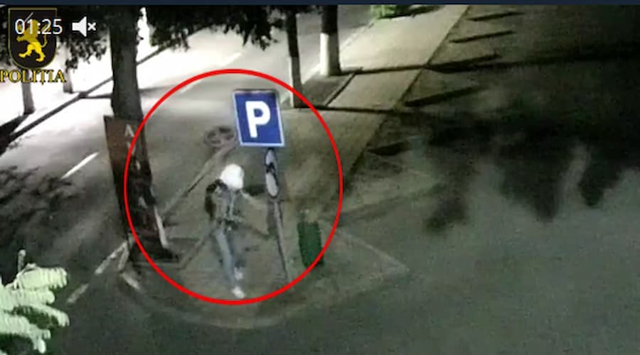 Vandalism la Orhei: un adolescent de 17 ani a distrus indicatoare și a scris pe monumente din dragoste neîmpărtășită (VIDEO)