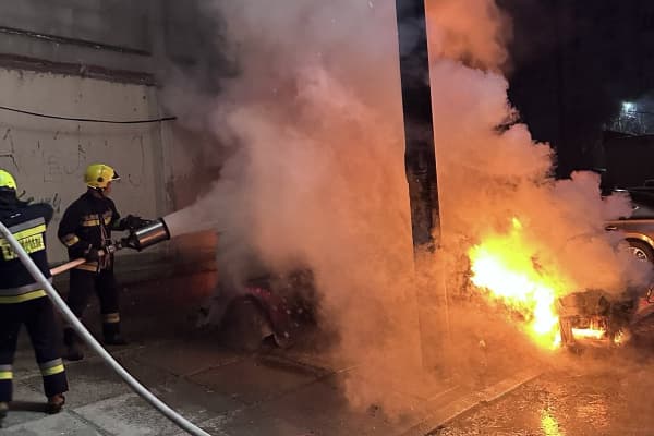 Cahul: un Volkswagen Tiguan și un Peugeot au ars complet lângă un bloc