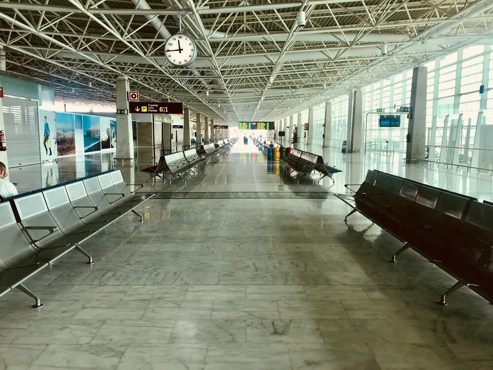 Terminal de aeroport golit, cu panou de informații despre zboruri