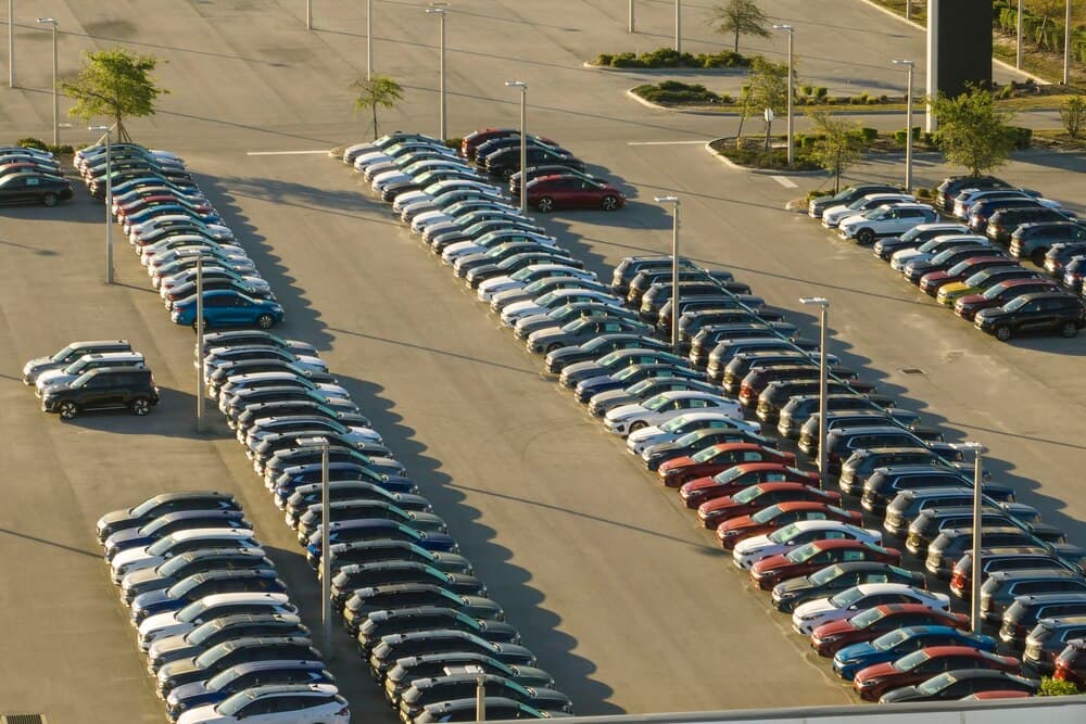 Automobile noi parcate în rând într-o parcare