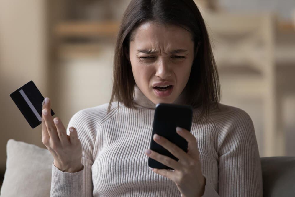 Telefon mobil pe o masă, lângă câteva bancnote