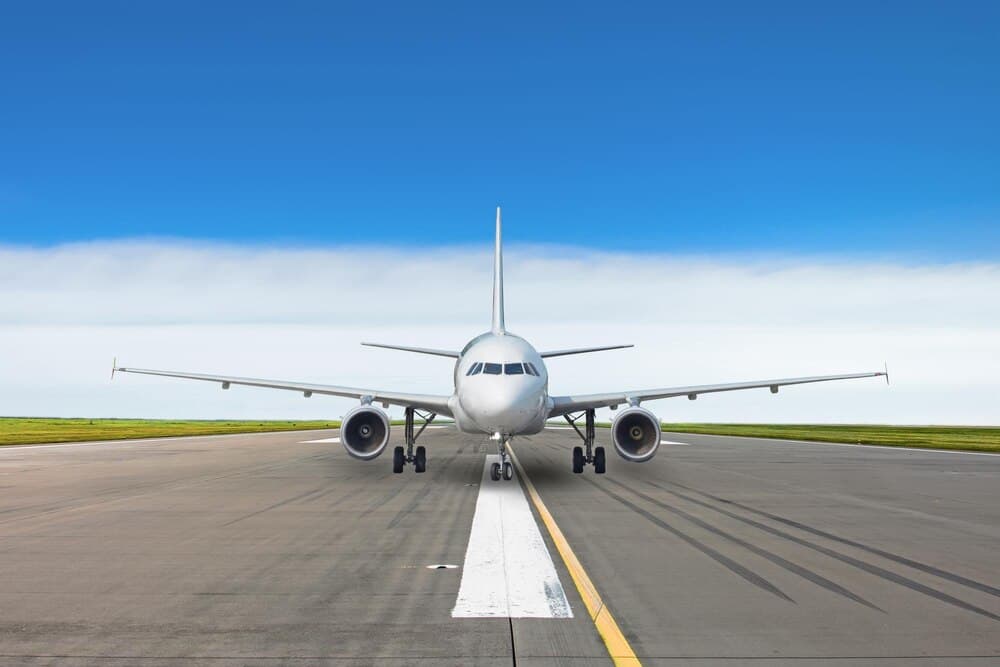 Avion de pasageri pe pista unui aeroport