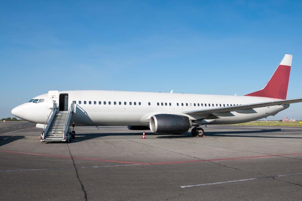 Avion de pasageri staționat pe pista unui aeroport
