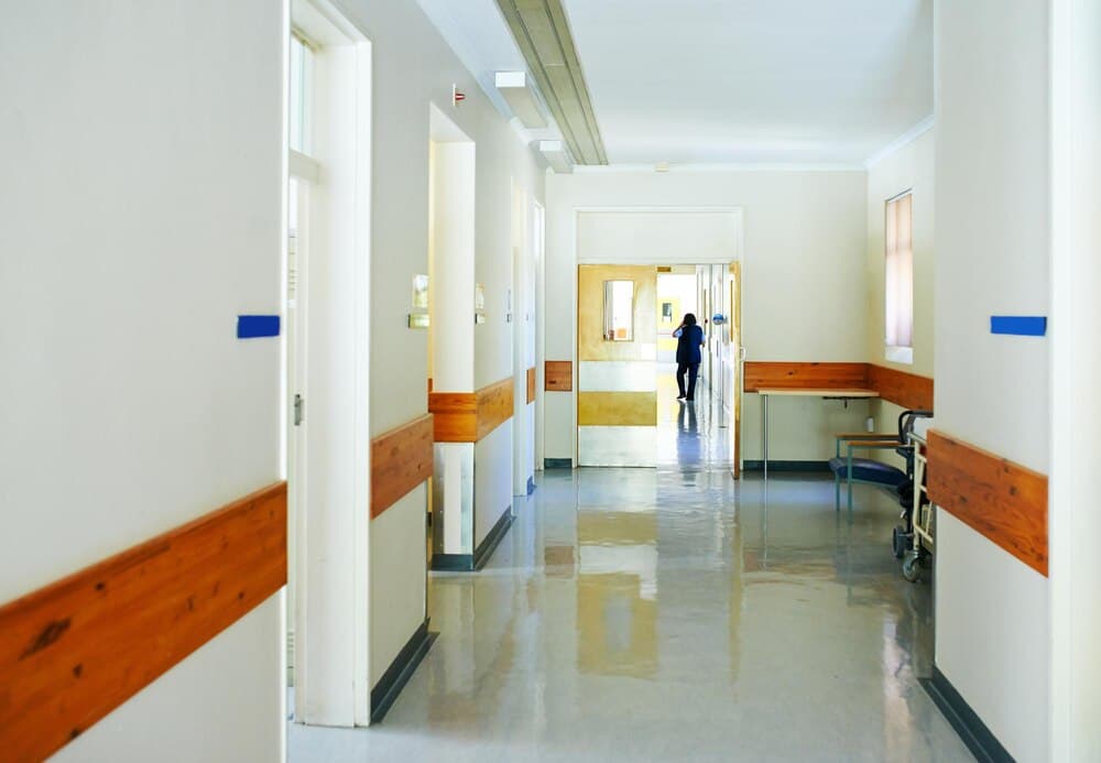 Coridor al unei secții de boli infecțioase dintr-un spital raional
