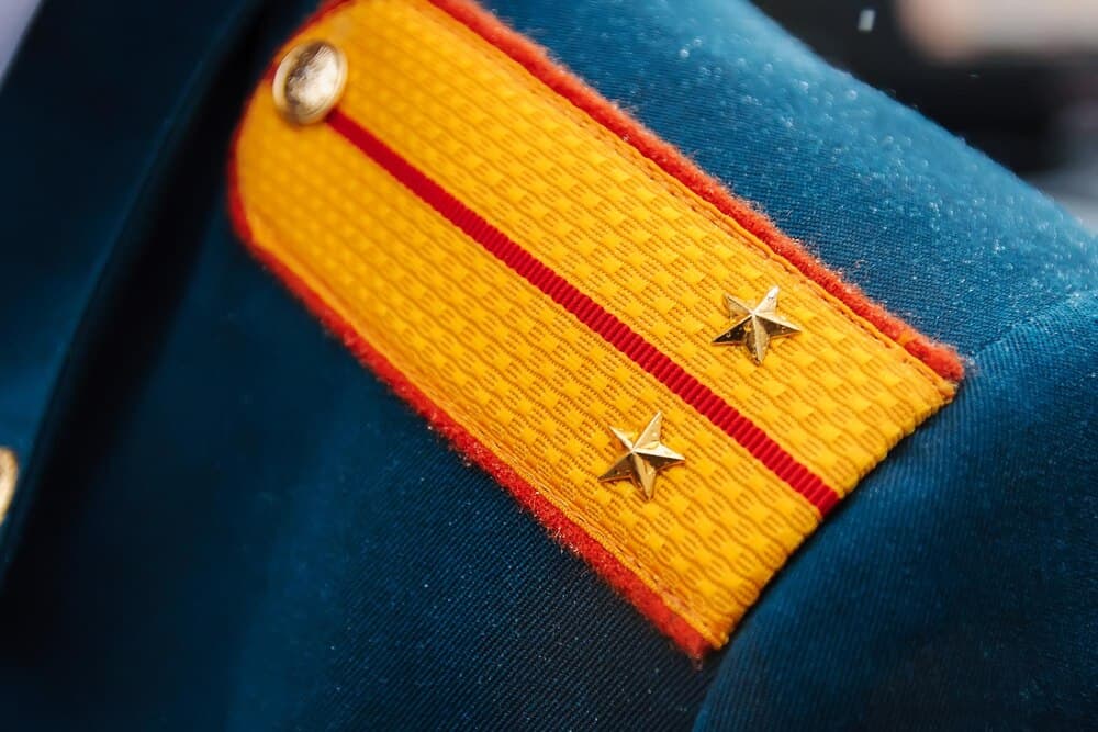 Epoleți de general rus cu stele brodate, pe o uniformă militară de ceremonie