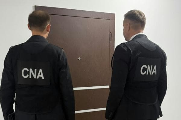Camioane cu marfă care așteaptă la un punct de control vamal la frontieră