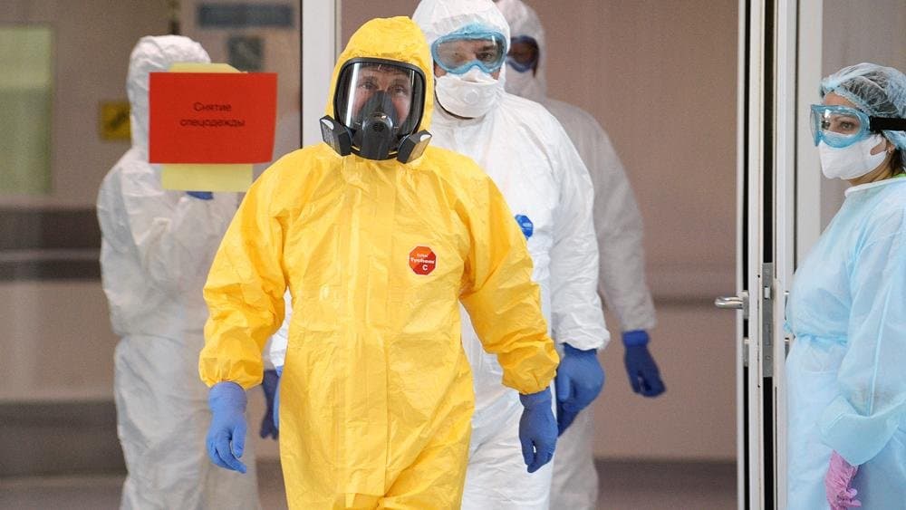 Laborator de microbiologie cu echipament de protecție și eprubete