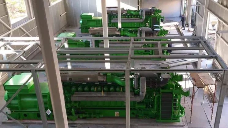 Turbină industrială pe gaz într-o sală de mașini a unei centrale electrice