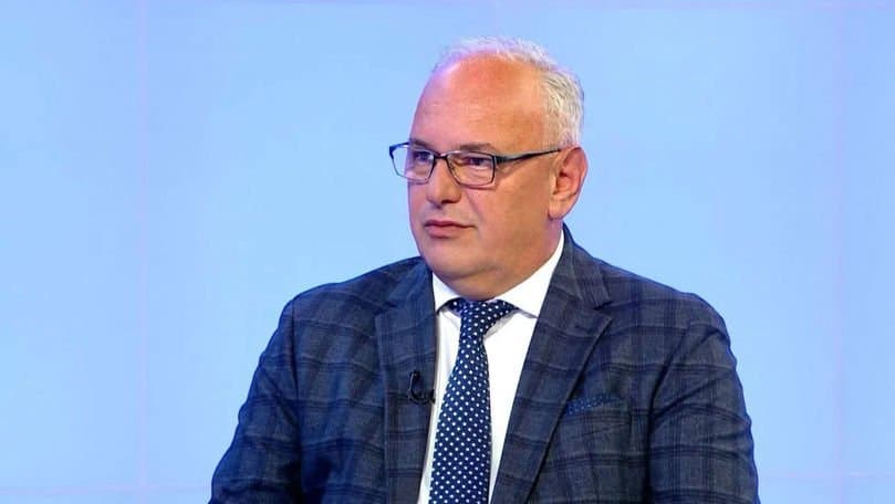 Fragmente metalice ale unei drone militare căzute pe un câmp