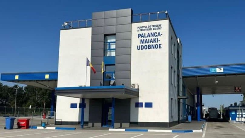 Punct de trecere a frontierei cu barieră și cabină de control, drum închis circulației