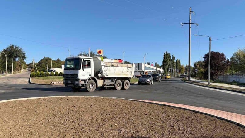 Șantier de construcție a unui sens giratoriu pe un drum la intrarea într-un oraș