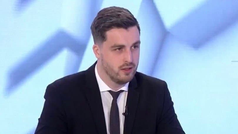 Vehicul militar blindat staționat pe un drum de țară