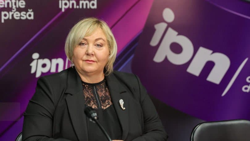 Țevi și calorifere demontate, depozitate într-o clădire veche