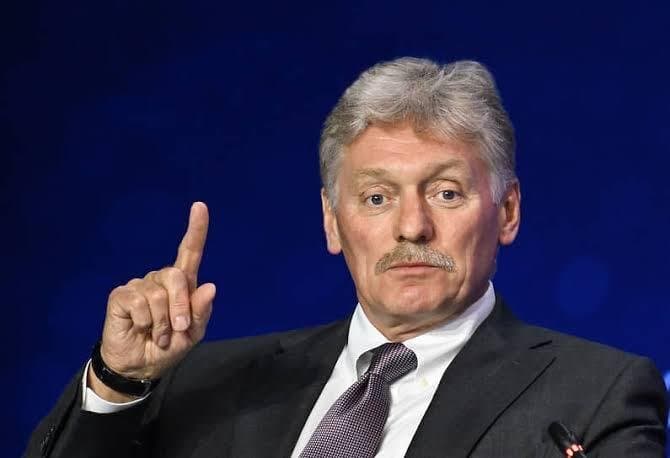 Clădire de ambasadă dintr-un oraș european, cu poarta închisă și un gard de securitate