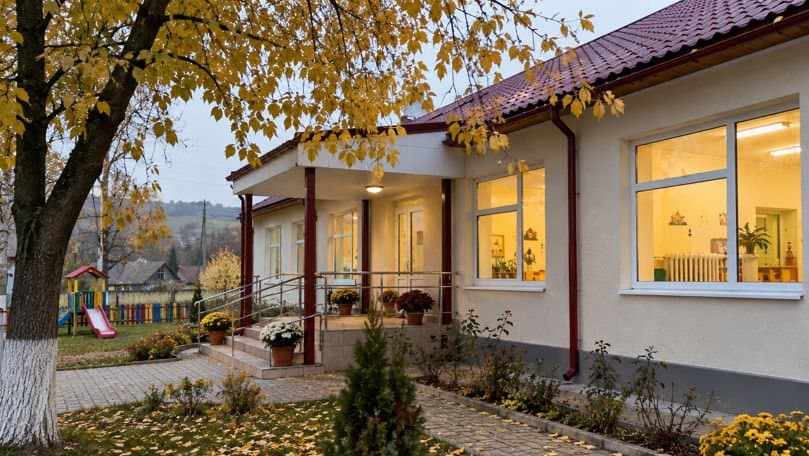 Calorifer într-o sală de grupă de grădiniță, cu jucării pe raft