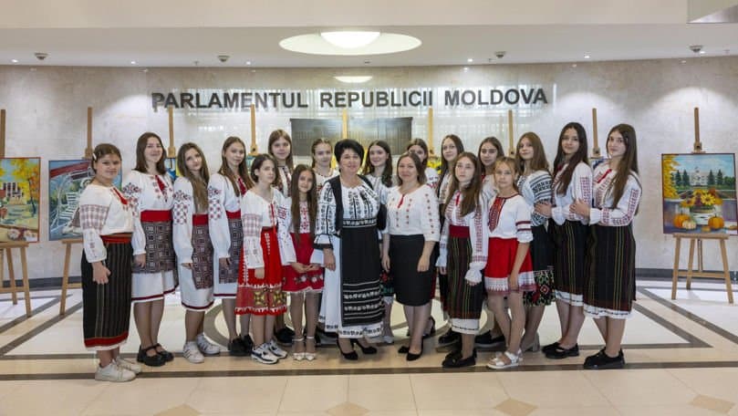 Tablouri pictate de elevi, expuse pe pereții unei săli de expoziție