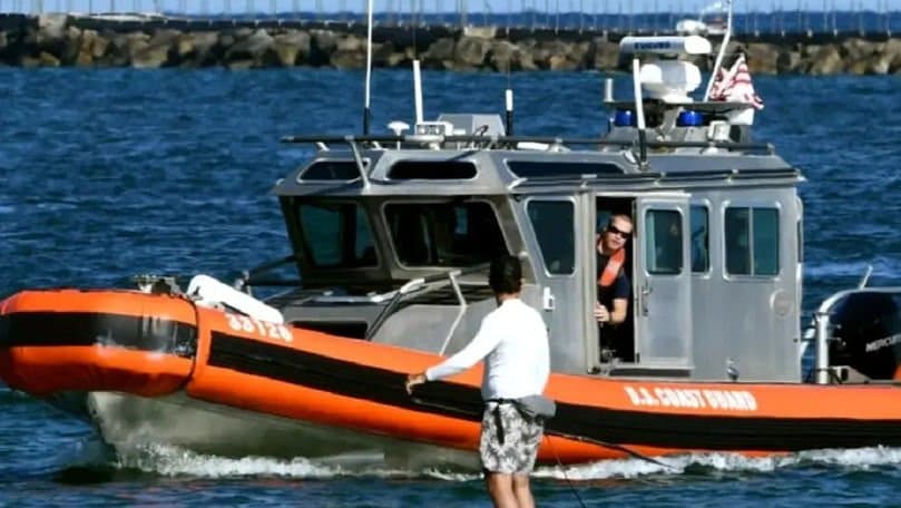 Navă a Gărzii de Coastă pe ocean, în timpul unei operațiuni de căutare pe mare