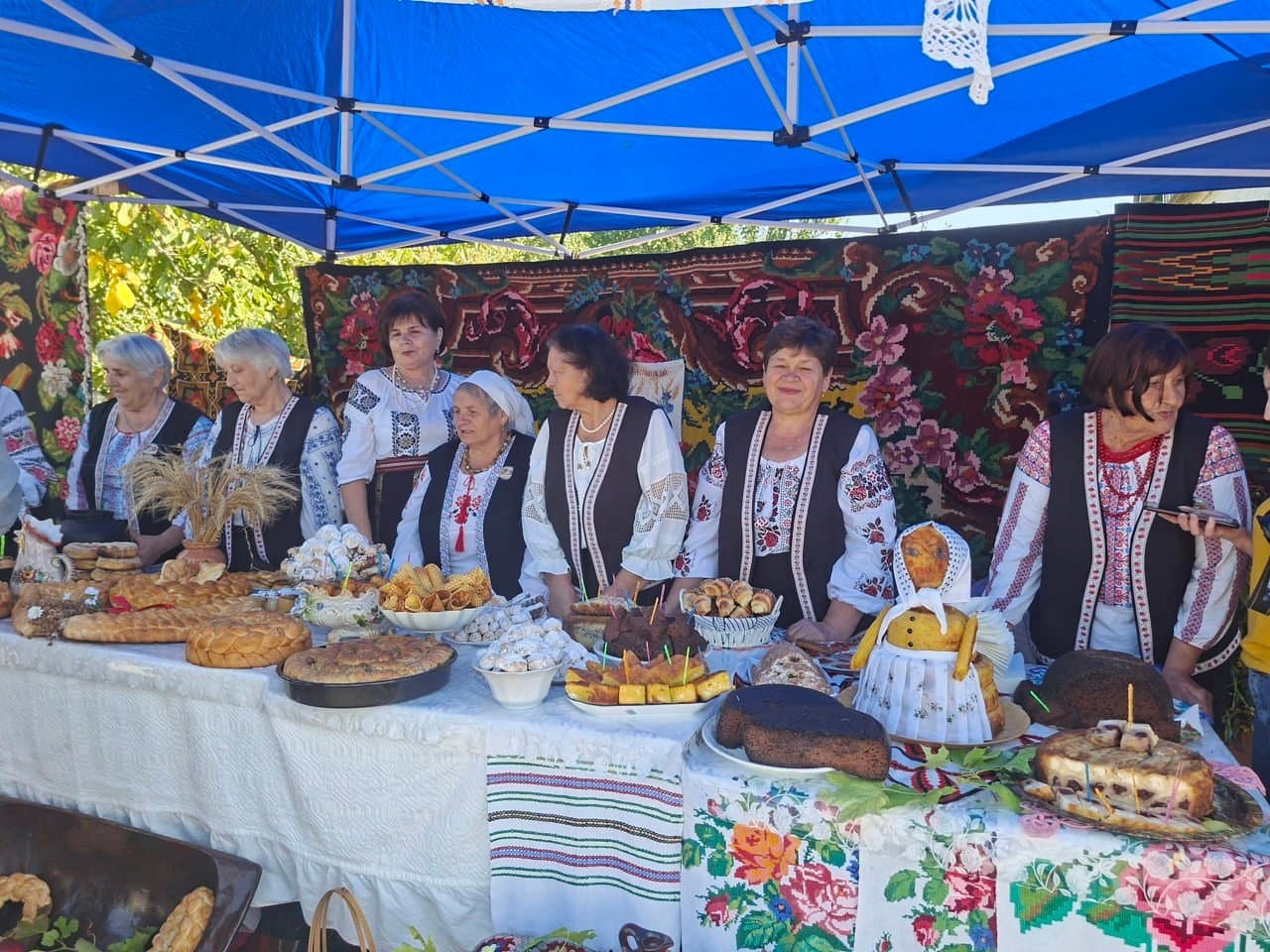 Desert tradițional Baba neagră feliat, cu miezul plin de bule mici, pe o masă de sărbătoare