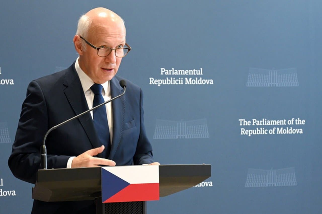 Steaguri ale Uniunii Europene în fața unei clădiri instituționale