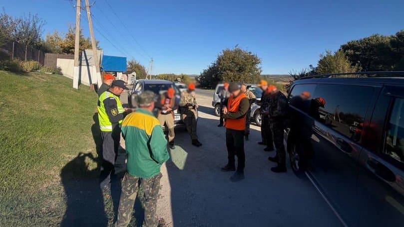 Mașină de poliție oprită pe marginea unui drum de țară, în timpul unui control