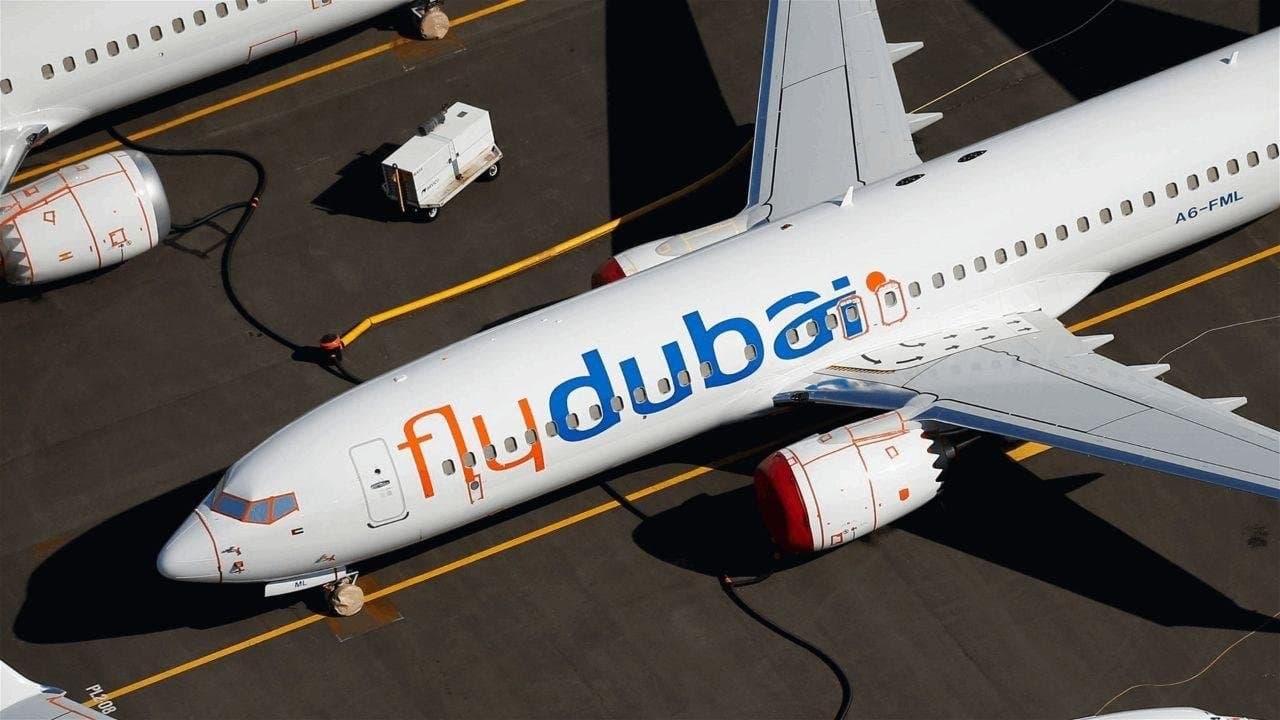 Avion de vânătoare în zbor pe cer senin