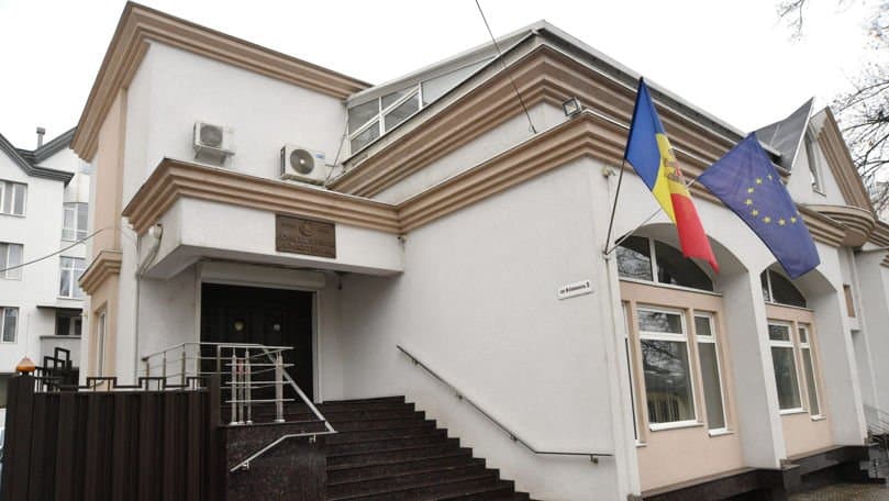 Urnă de vot transparentă într-o secție de votare