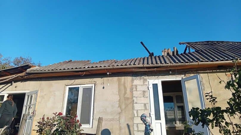 Casă de la țară cu acoperișul ars după un incendiu