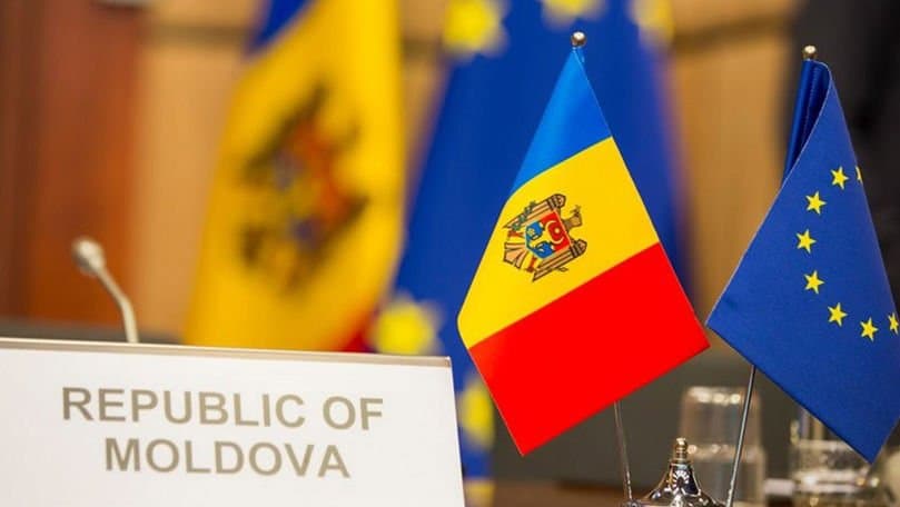 Steaguri în fața unei clădiri a instituțiilor europene