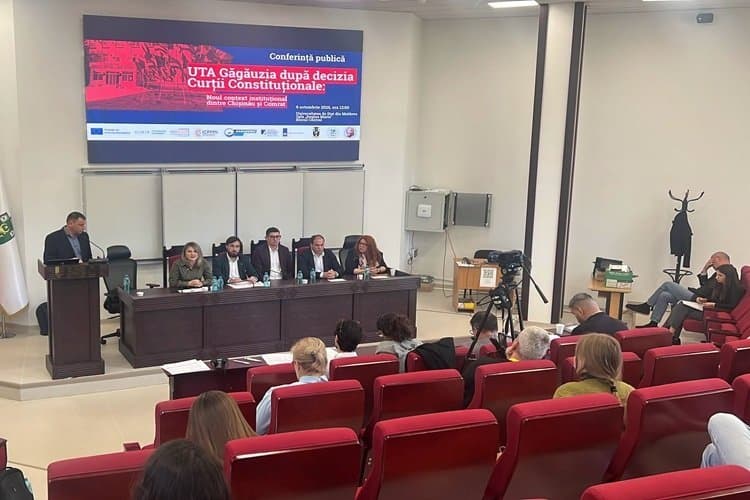 Ecran de telefon pe care este deschisă o aplicație de mesagerie cu canale de știri