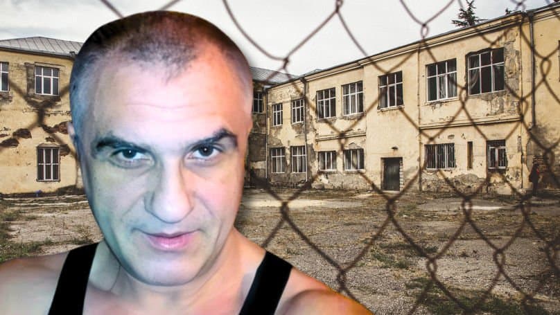Cătușe de metal pe o masă, ilustrând reținerea unei persoane căutate internațional