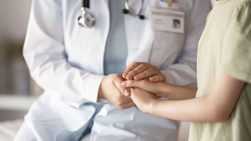 Medic care examinează imagini de tomografie pe un ecran într-un cabinet de oncologie