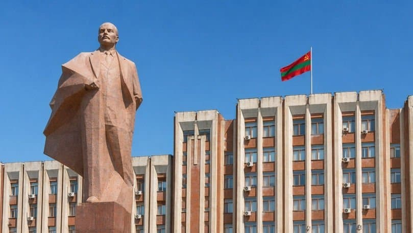 Râul Nistru într-o zi înnorată, cu malul stâng în depărtare