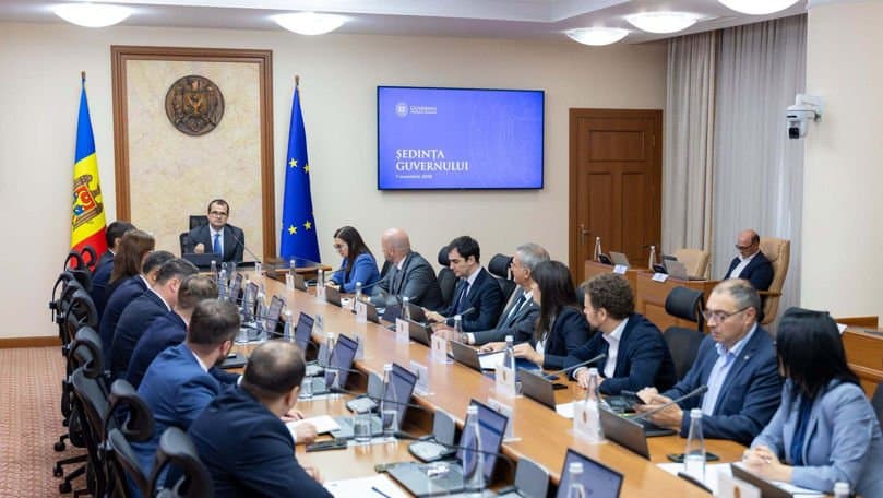 Documente financiare și un calculator pe un birou, imagine ilustrativă pentru gestionarea bugetului public